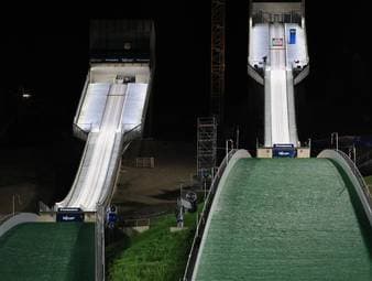 Die neue Schanze in Predazzo sorgt für Sicherheitsdiskussionen vor Olympia 2026. Aktive Skispringerinnen und Skispringer ordnen diese Gefahr ein.