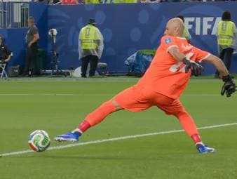 Was ist denn hier los? Beim Spiel Frankreich gegen Irak unterläuft dem Underdog ein folgenschwerer Bock. Kylian Mbappé sagt danke und zieht mit 16 erzielten WM Toren mit Miroslav Klose gleich.