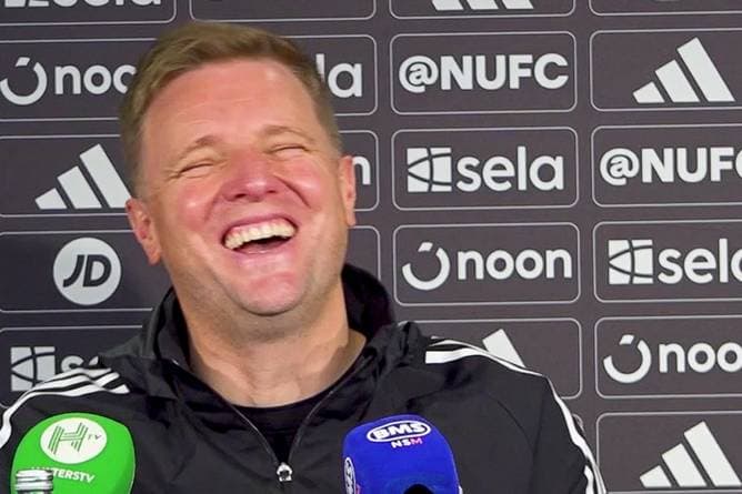 Diese Woltemade-Frage lässt Howe herzlich lachen