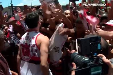 Irre Bilder bei Spieler-Präsentation