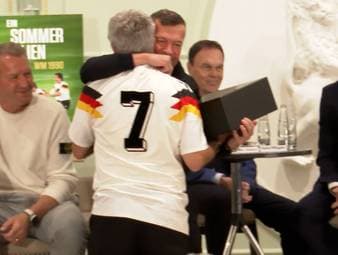 36 Jahre nach dem Weltmeister-Titel von 1990 treffen sich viele Helden der damaligen Nationalmannschaft. Anlässlich des Kinostarts der Doku "Ein Sommer in Italien - WM 1990" (seit 19. März im Kino) überrascht Pierre Littbarski seine damaligen Teamkollegen mit einem ganz besonderen Geschenk.