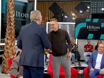 Im SPORT1 Doppelpass begleicht Gast Felix Kroos seine Wettschulden bei Stefan Effenberg. Es geht um eine beträchtliche Summe für das Phrasenschwein.
