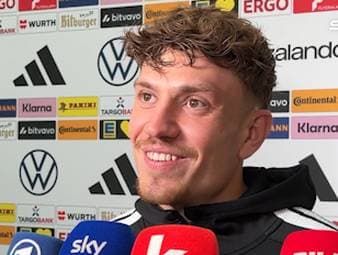 Younes Ebnoutalib, Philipp Treu und Max Rosenfelder erzählen erfrischend offen, wie sie die Anrufe und Nachrichten von Bundestrainer Jürgen Klopp entgegennahmen.