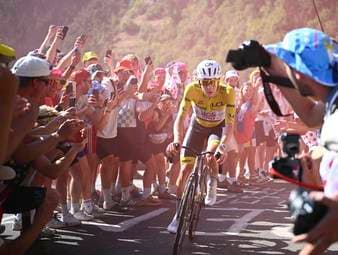 Die Tour de France auf der Zielgeraden. Beim traditionsreichen Anstieg nach Alpe d'Huez führte kein Weg an Dominator Tadej Pogacar vorbei.