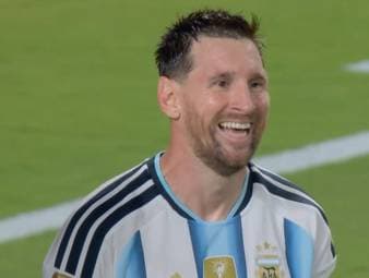 Natürlich er! Lionel Messi trifft dreifach gegen Algerien und steht jetzt bei 16 WM-Toren. Er stellt damit den Rekord von Miroslav Klose ein und die WM hat für Argentinien gerade erst begonnen...