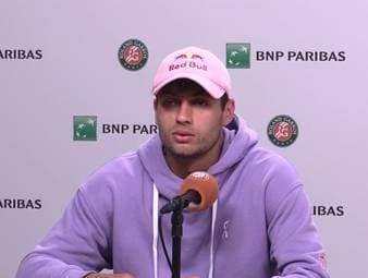 Matteo Arnaldi muss sein Halbfinale in Roland Garros gegen seinen Landsmann Flavio Cobolli krankheitsbedingt absagen. Auf der Pressekonferenz zeigt sich Cobolli betroffen über das Aus seines Kollegen.