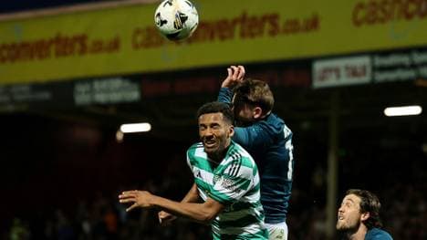 Die strittige Szene: Sam Nicholson (r.) gegen Auston Trusty 