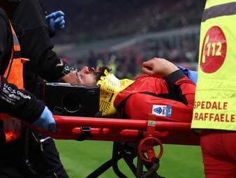 Besorgniserregende Bilder! Milan-Star abtransportiert