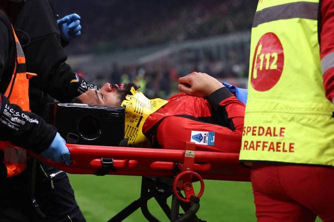 Besorgniserregende Bilder! Milan-Star abtransportiert