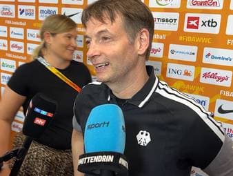 Trainer Olaf Lange, Kapitänin Marie Gülich und Spielerin Luisa Geiselsöder sprechen über die Stärke des Teams und die besondere Bedeutung des Einzugs in die Runde der letzten Acht der Basketball-WM. Nach dem Sieg gegen Korea richtet sich der Blick bereits auf die nächste Herausforderung: das Viertelfinale gegen Belgien.