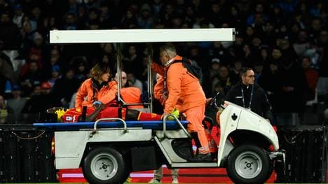 Lameck Banda musste mit einem Golfcart vom Platz gefahren werden