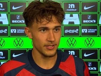 Vor Harry Kanes verschossenem Strafstoß bearbeitete Wolfsburgs Jeanuel Belocian den Elfmeterpunkt. Tom Bischof und Bayern-Trainer Vincent Kompany sagen ihre Meinung dazu.