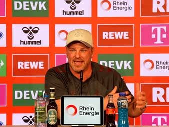 Kölns Trainer Lukas Kwasniok hat auf seine irritierenden Aussagen nach dem Todesfall eines Fans reagiert und bittet auf der Pressekonferenz um Entschuldigung.