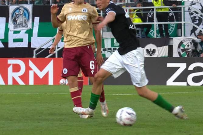 Heftiger Tritt! Platzverweis bei Pokal-Krimi