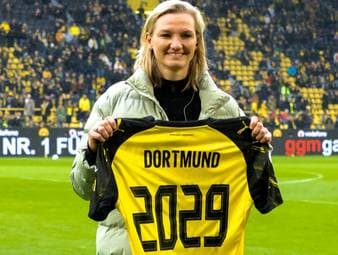 Alexandra Popp wagt einen Neuanfang: Nach 14 Jahren beim VfL Wolfsburg wechselt die 35-Jährige im Sommer zu Borussia Dortmund. Über diesen Neustart spricht sie mit SPORT1