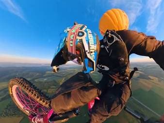 Elias Schwärzler vereint zum ersten Mal drei völlig unterschiedliche Extremsportarten: Mountainbiken, Heißluftballonfahren und Basejumping.