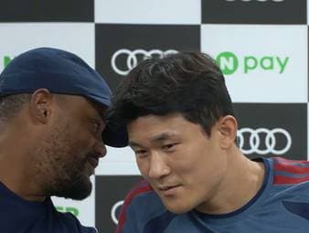 Vincent Kompany hat die kurze Verwirrung über mögliche Übersetzungsschwierigkeiten mit Kim Min-jae überbrückt und danach gleich selbst die deutschen Fragen für seinen Spieler übersetzt.