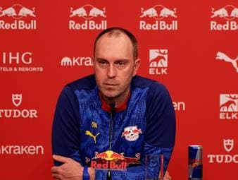 RB-Leipzig-Cheftrainer Ole Werner spricht über die Zusammenarbeit mit Jürgen Klopp und dem weiteren RB-Team. Dabei erklärt er auch, wer die Spielidee der Leipziger prägt – und ob sie von Klopp übernommen wurde oder von ihm selbst stammt.