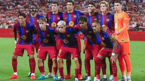 Die Mannschaft des FC Barcelona stellt sich für das Foto vor dem Spiel in Sevilla auf