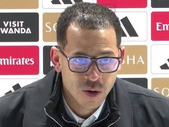 Der FC Chelsea ist im Halbfinale des League Cups an Arsenal gescheitert. Trainer Liam Rosenior zeigte sich nach der 0:1-Niederlage enttäuscht, lobte aber den Kampfgeist seines Teams.