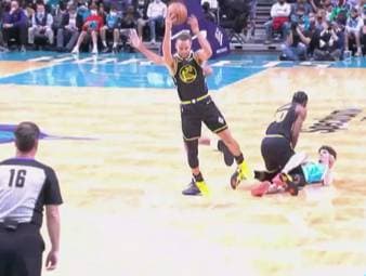 Auch gegen die Charlotte Hornets legte Steph Curry wieder eine große Show aufs Parkett. Darunter ein No-Look-Pass auf Jordan Poole.