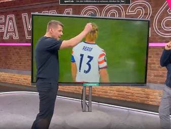 Patrick Ittrich, Schiedsrichter-Experte bei Magenta TV, übt deutliche Kritik an einer umstrittenen VAR-Entscheidung von Danny Makkelie im Spiel der USA gegen Paraguay.