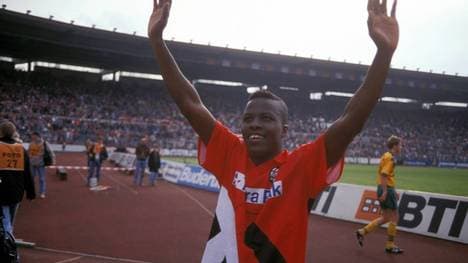 Sammy Kuffour (mit eingetauschtem Trikot) freute sich nach dem Spiel gegen Eintracht Frankfurt zu früh