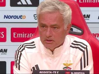 Jose Mourinho wird weiterhin mit Real Madrid in Verbindung gebracht. Der Trainer dementiert zwar Kontakt gehabt zu haben, sorgt mit seinen Aussagen jedoch immer wieder für neue Spekulationen.