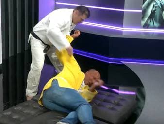 Ex-Judoka Roman Peter gibt Einblicke in den Judo-Sport. Er zeigt SPORT1-Moderator Hartwig Thöne ein paar Moves und wirft ihn auf eine Matte.