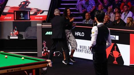 Eine Frau sprang beim Snooker-WM-Finale in den Innenraum