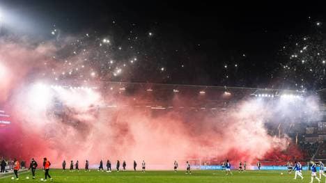 Fans des FC St. Pauli zünden Pyrotechnik 