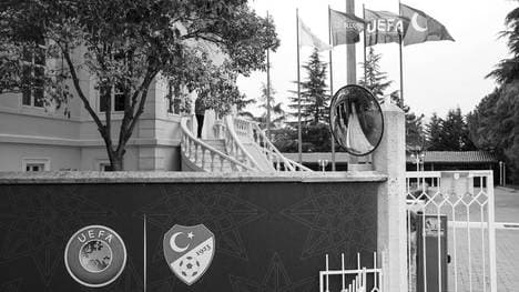 In der Türkei ist ein Fan nach einem Sturz verstorben