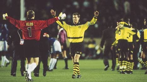 Torhüter Stefan Klos und Stefan Reuter umarmen sich nach dem Weltpokal-Sieg 1997