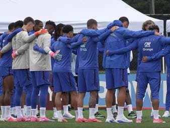 Die französische Nationalmannschaft trauert um die Mutter von Didier Deschamps. Der Trainer ist für die Beerdigung in die Heimat gereist und verpasst das letzte WM-Gruppenspiel gegen Norwegen.