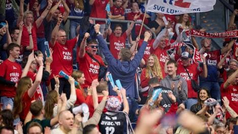 Stefan Hübner jubelt mit den Fans