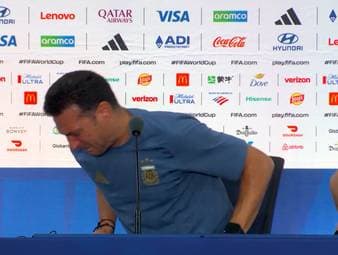 Argentiniens Trainer Lionel Scaloni bricht auf der Pressekonferenz nach dem verlorenen WM-Finale gegen Spanien in Tränen aus und verlässt im Anschluss schluchzend den Presseraum.