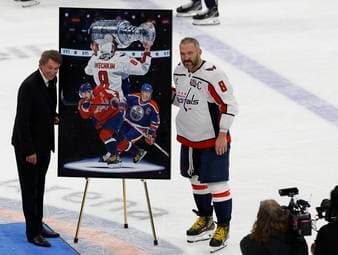 Etwa 26 Jahre. So lange hielt der NHL-Torrekord von Wayne Gretzky. Bei der Krönung seines Nachfolgers Alex Ovechkin war "the Great One" selbst mit dabei und verlor ein paar warme Worte.