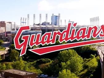 Weil viele Fans den Namen Cleveland Indians als rassistisch empfanden, nannte sich das Baseball-Team in Cleveland Guardians um. Ein Hollywood-Star lieh dem offiziellen Trailer seine Stimme.