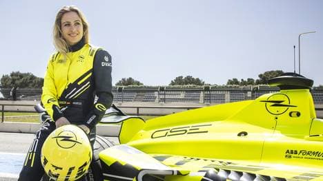 Sophia Flörsch von Opel neben einem Gen4-Prototyp