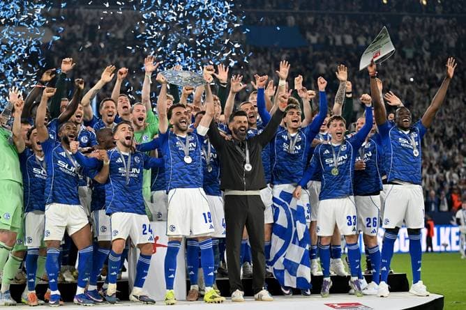 Mit Freibier und Derby-Vorfreude: Schalke feiert die Schale