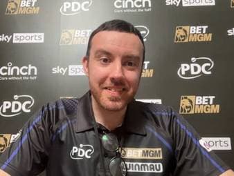 Darts-Caller Huw Ware spricht in der sechzehnten Madhouse-Folge der Premier-League-Saison 2026 über seinen Job und verrät einige Details.