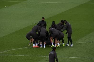 Volle Attacke bei PSG! Plötzlich stürmen alle auf einen