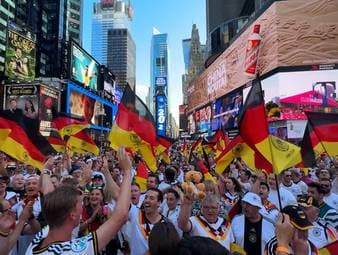 Die deutschen Fans haben den legendären Times Square in New York vor dem dritten Gruppenspiel gegen Ecuador in Schwarz-Rot-Gold getaucht. Die deutschen Anhänger träumen davon, am 19. Juli zum Finale an diesen Ort zurückzukehren.