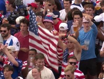 Die US-Fans feiern ihr Team ausgelassen, nachdem die USA ins Achtelfinale bei der WM eingezogen sind. Das Fußballfieber scheint über den Teich zu schwappen. 