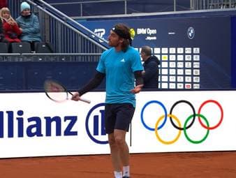 Das Duell im Sechzehntelfinale der BMW Open in München zwischen Stefanos Tsitsipas und Fabian Marozsan endet nicht wie gewöhnlich. Zum Leid des Griechen muss die Partie aufgrund schwieriger Witterungsverhältnisse abgebrochen und am darauffolgenden Tag fortgeführt werden.