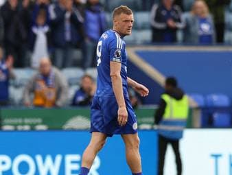Griff zur Pfeife: Vardy hilft benommenem Schiedsrichter