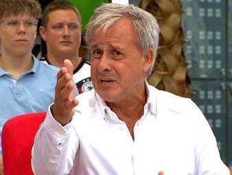 Die Runde im FIROCKX.ONE WM Doppelpass diskutiert über die Rolle von Jürgen Klopp als möglicher Bundestrainer. Pierre Littbarski, Weltmeister von 1990, setzt zu einer Brandrede an: Zu Jürgen Klopp, zur deutschen Nachwuchsarbeit und zu Julian Nagelsmann.