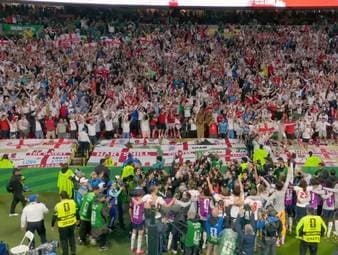 Nach dem Krimi gegen Mexiko im Aztekenstadion feiert die englische Nationalmannschaft gemeinsam mit ihren Anhängern den Sieg. Spieler und Fans singen gemeinsam einen bekannten Kult-Hit - und sorgen für echte Gänsehaut-Atmosphäre.