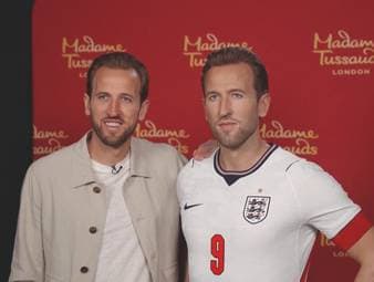 Harry Kane trifft kurz vor dem WM-Start im legendären Wachsfigurenkabinett von Madame Tussauds in London auf sein verblüffend echt aussehendes Ebenbild. Auch bei den Fans sorgt die Figur für ungläubige Blicke.
