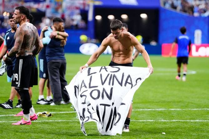 Argentinier feiern mit brisantem Banner